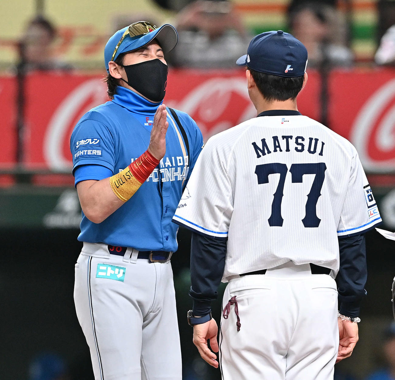 西武対日本ハム　日本ハム新庄監督（左）は西武松井監督とのメンバー表の交換で笑顔を見せる（撮影・滝沢徹郎）