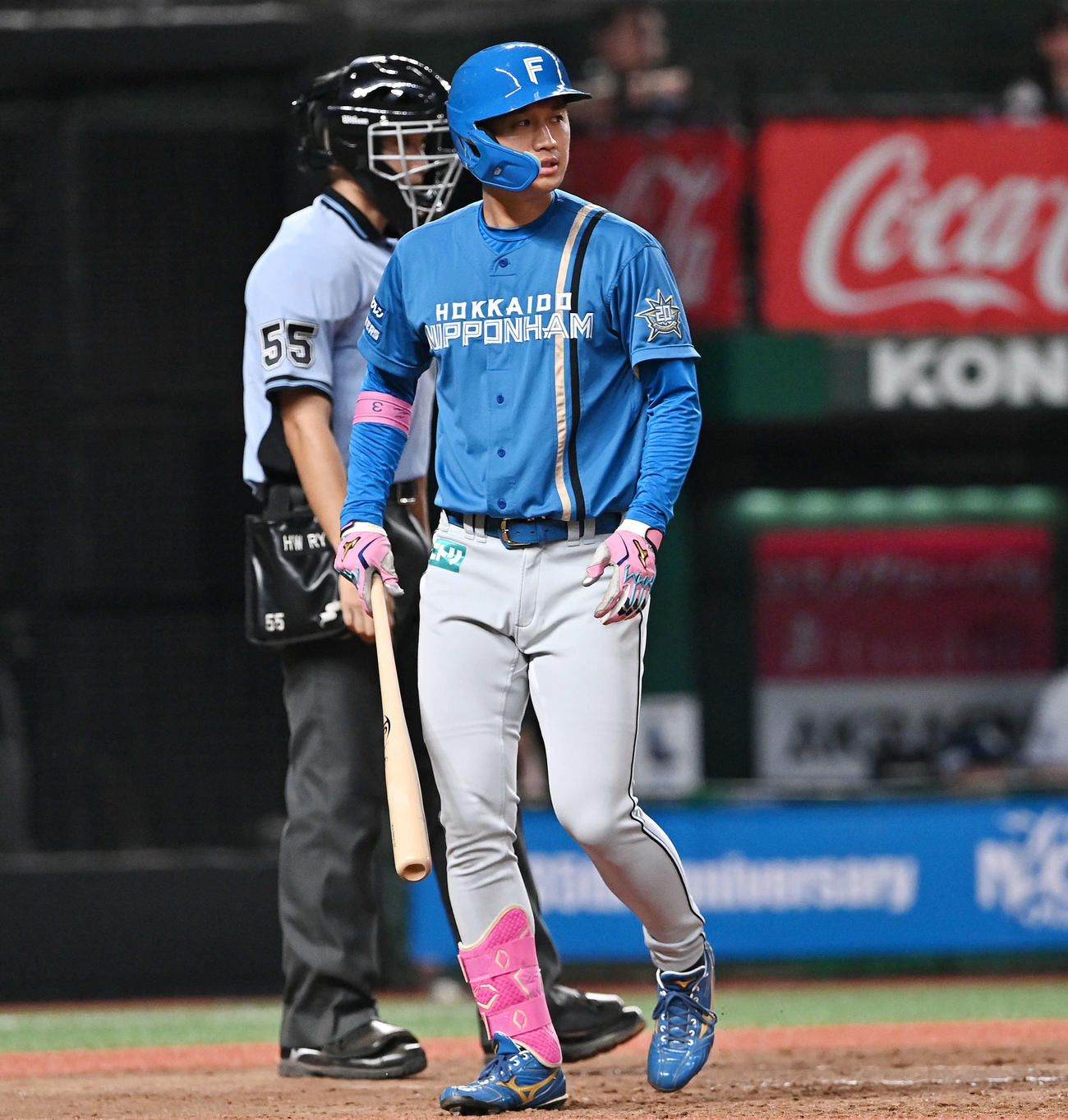 西武対日本ハム　5回表日本ハム1死一、二塁、空振り三振に倒れる代打加藤豪（撮影・滝沢徹郎）