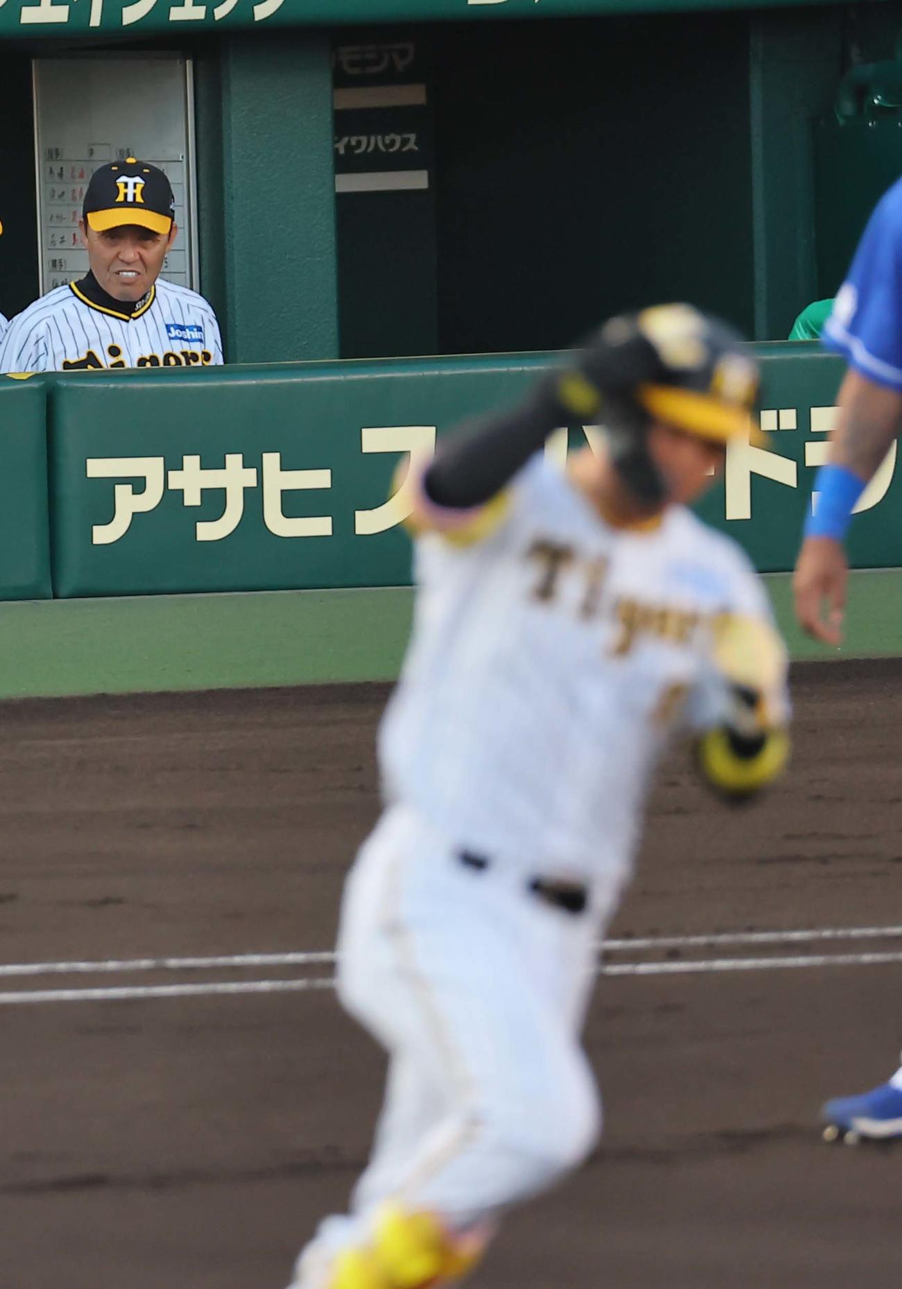 阪神対中日　1回裏阪神2死一、二塁、先制3点本塁打を放った佐藤輝（右）に笑顔を見せる岡田監督（撮影・上田博志）