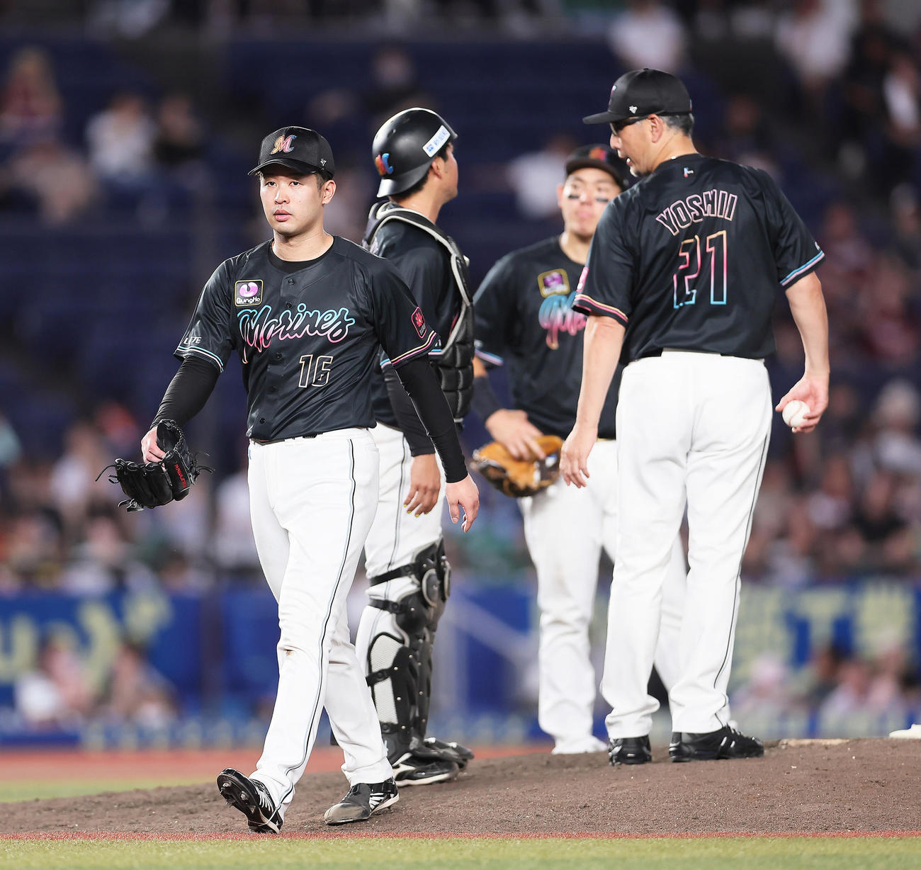 ロッテ対楽天　6回途中、マウンドを降りるロッテ種市（左端）。右端は吉井監督（撮影・足立雅史）