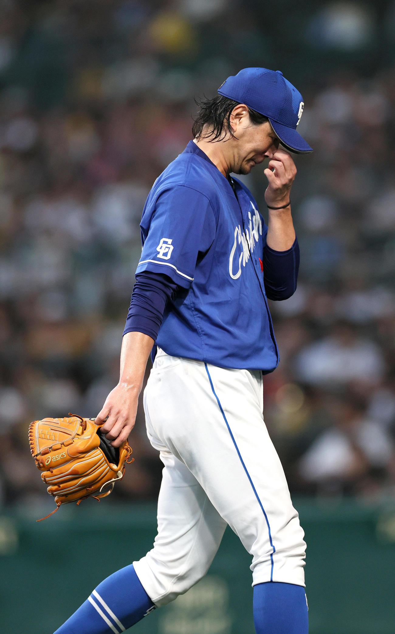 阪神対中日　3回裏阪神1死一、三塁、涌井は打者佐藤輝の時に途中降板し、うつむきながらベンチへ引き揚げる（撮影・上山淳一）