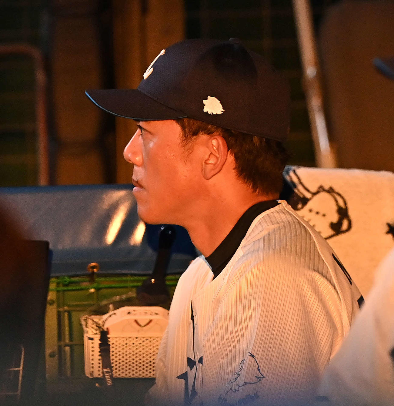 西武対日本ハム　西日を浴びながら戦況を見守る西武松井監督（撮影・滝沢徹郎）