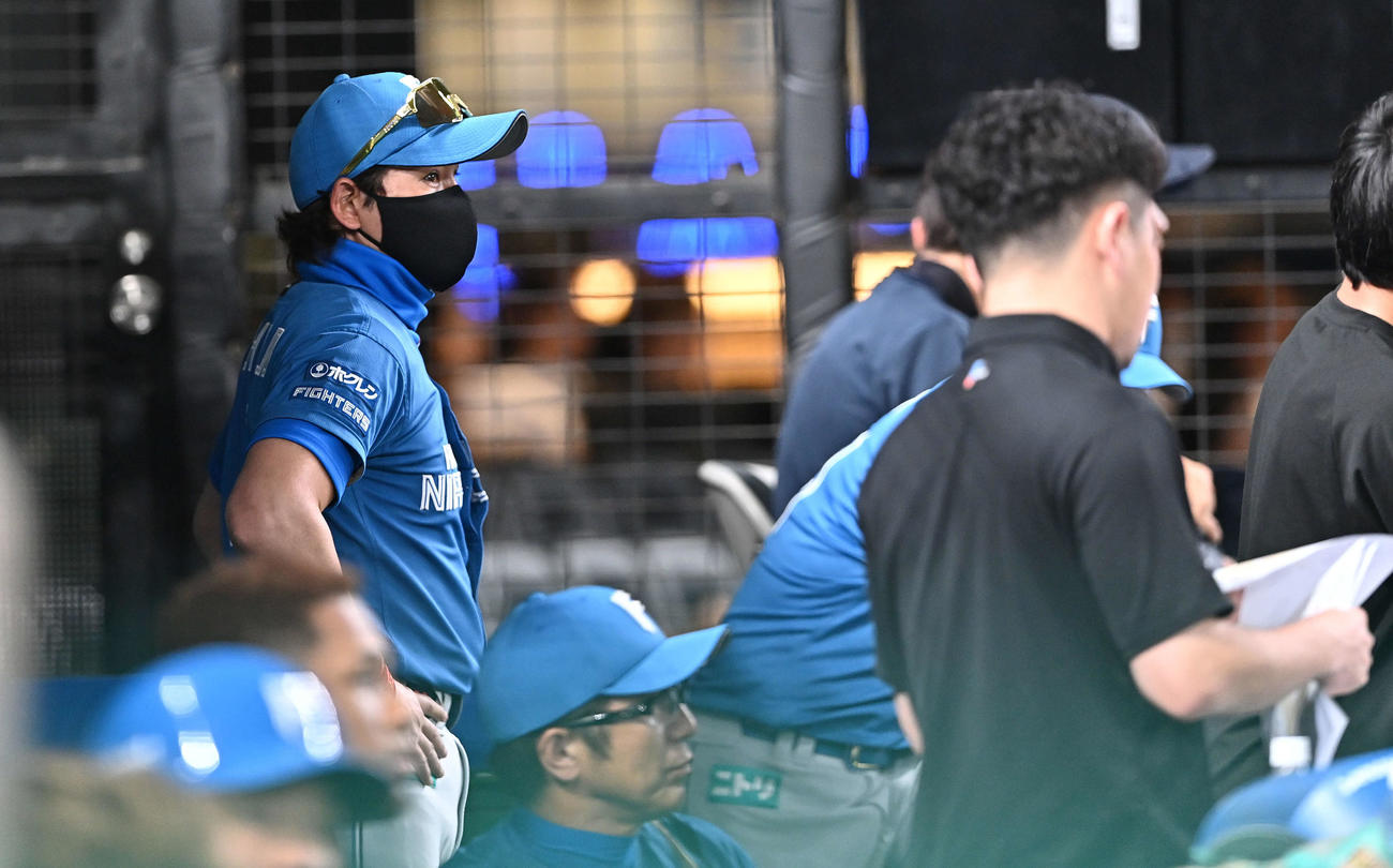 西武対日本ハム　7回表、戦況を見守る日本ハム新庄剛志監督（左）（撮影・滝沢徹郎）