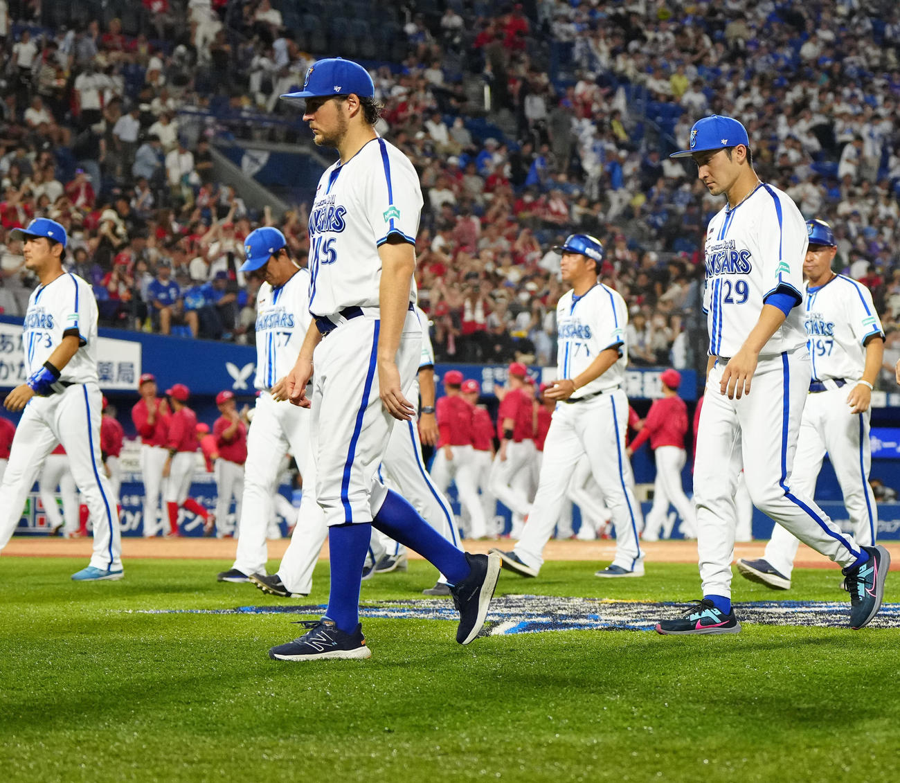DeNA対広島　試合後、あいさつを終え、引き揚げるDeNAバウアー（手前左）。同右は伊藤（撮影・江口和貴）