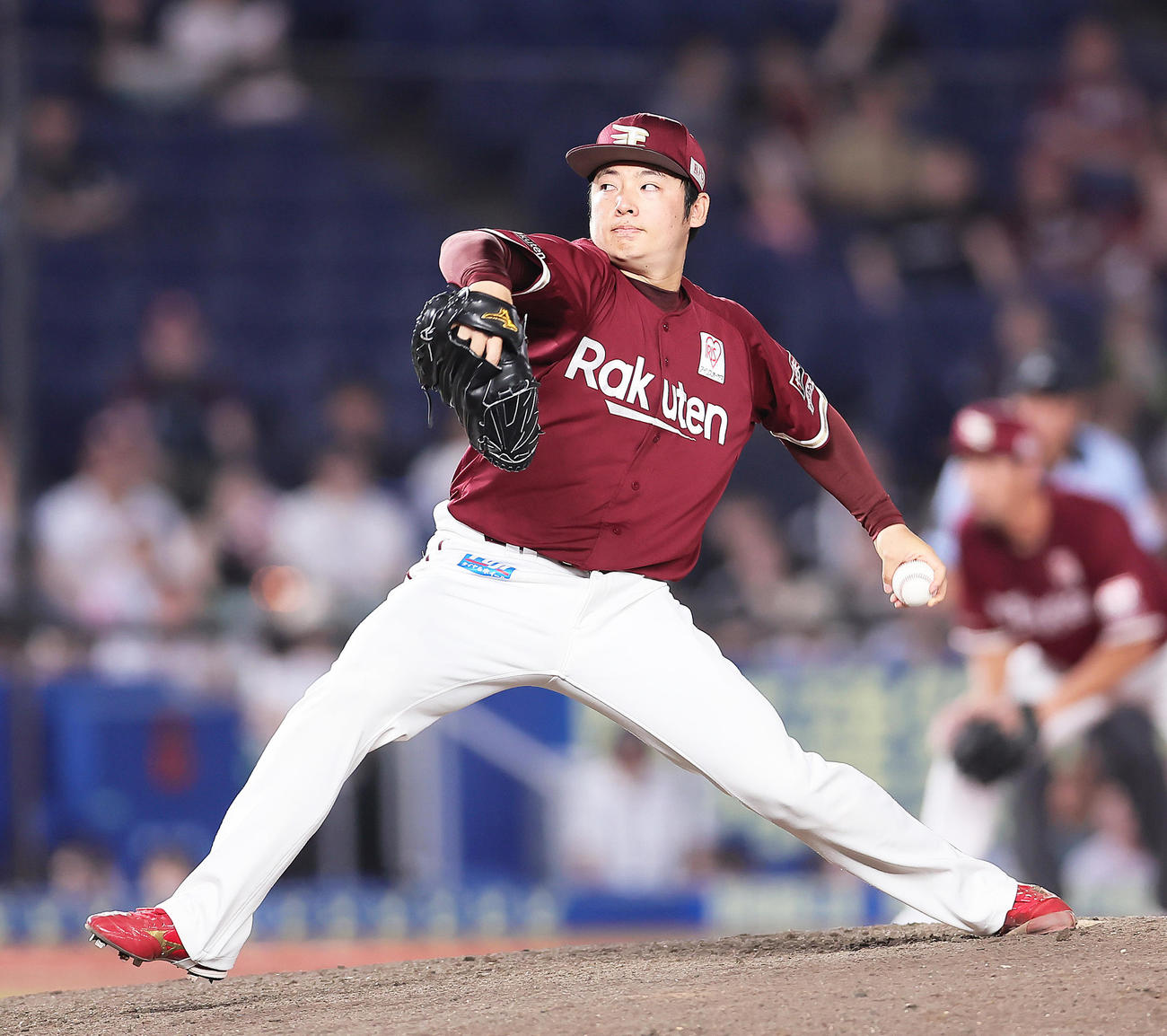 ロッテ対楽天　9回から登板した楽天松井裕（撮影・足立雅史）