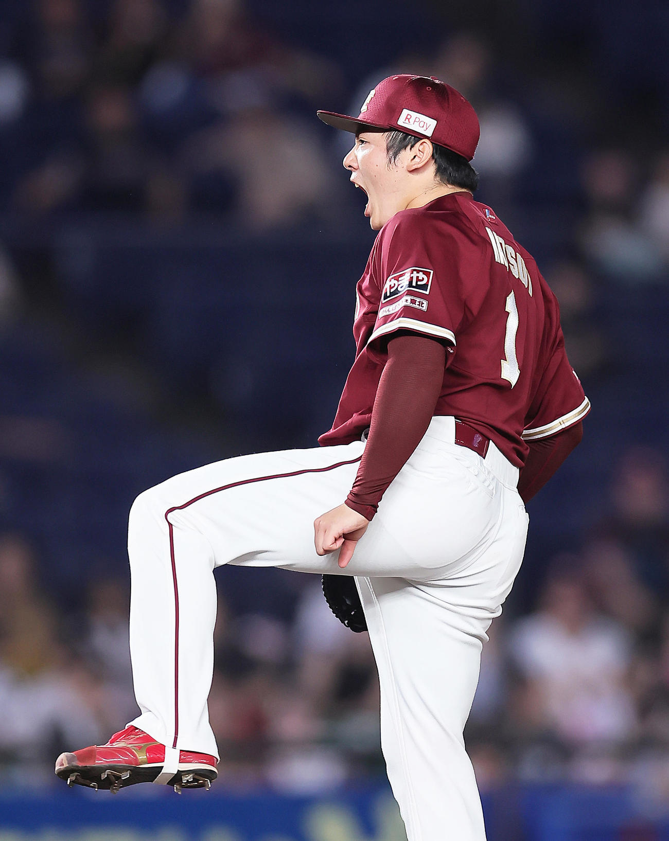 ロッテ対楽天　9回から登板し、無失点で試合を締め雄たけびを上げる楽天松井裕（撮影・足立雅史）