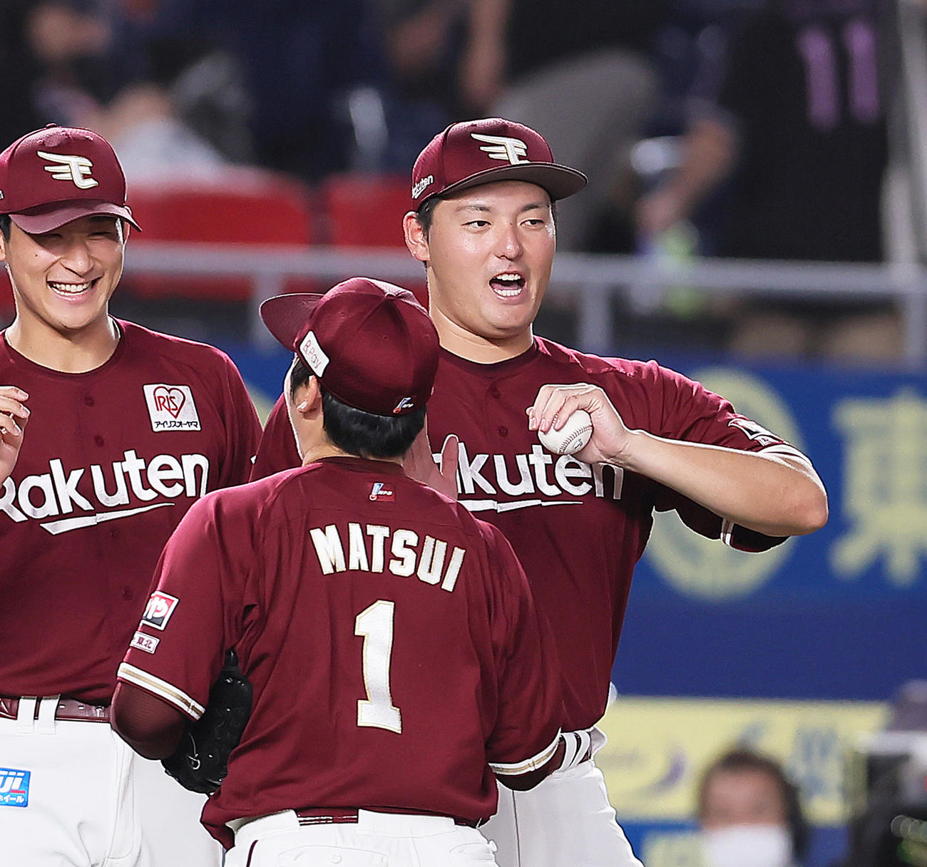 ロッテ対楽天　今季初勝利の楽天安楽（右）は松井裕（中央）から記念球を受け取る（撮影・足立雅史）