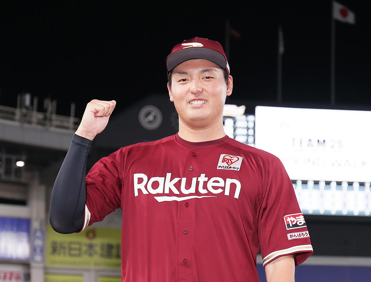 ロッテ対楽天　今季初勝利を挙げ笑顔を見せる楽天安楽（撮影・足立雅史）