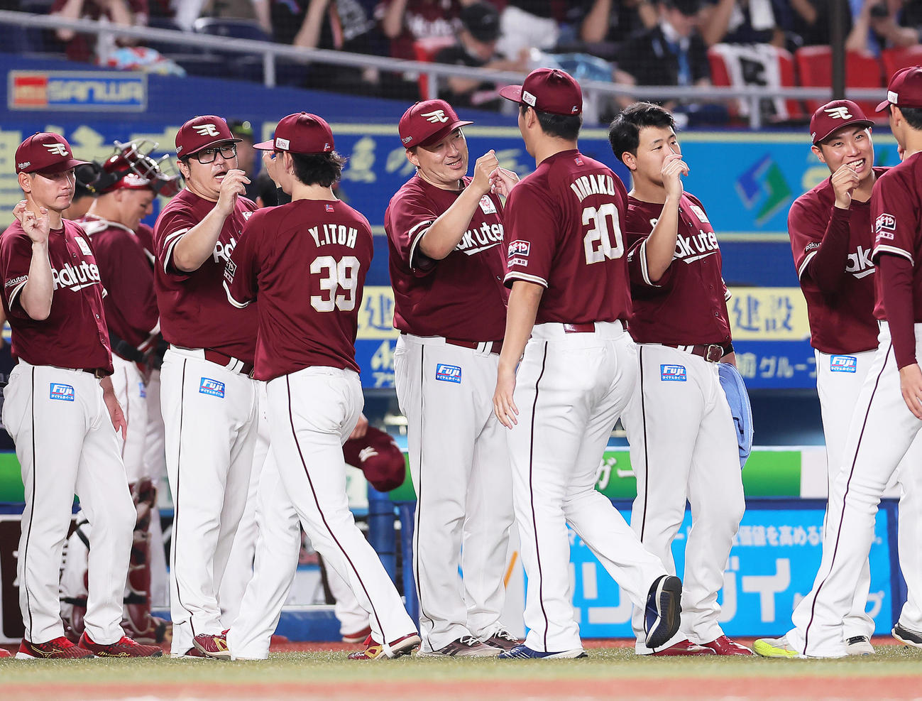 ロッテ対楽天　今季初勝利の楽天安楽（中央右）とタッチを交わす石井監督（同左）（撮影・足立雅史）