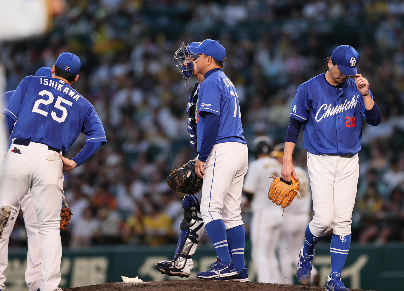阪神対中日　3回裏阪神1死一、三塁、涌井（右）は打者佐藤輝の時に途中降板し、うつむきながらベンチへ引き揚げる（撮影・上山淳一）