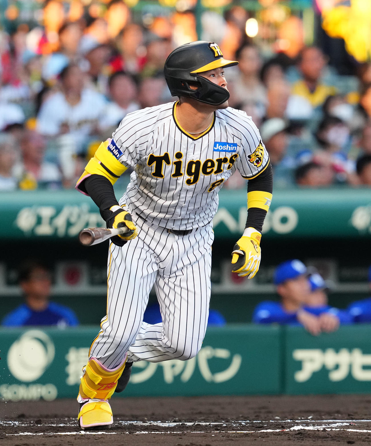 阪神対中日　1回裏阪神2死一、二塁、佐藤輝が右中間に先制の3点本塁打を放つ（撮影・藤尾明華）