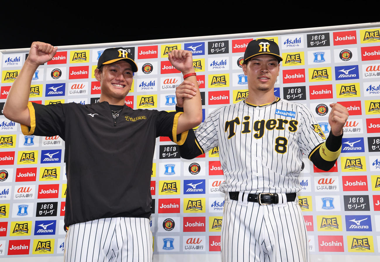 阪神対中日　お立ち台で笑顔を見せる阪神西純（左）と佐藤輝（撮影・藤尾明華）