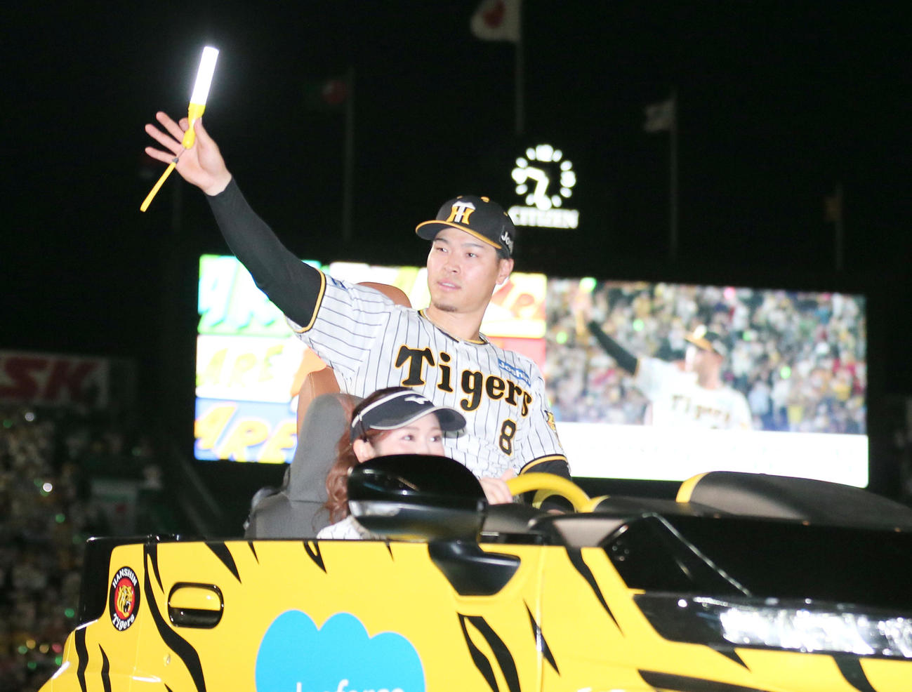 阪神対中日　ファンの歓声に手を振って応える阪神佐藤輝（撮影・上山淳一）