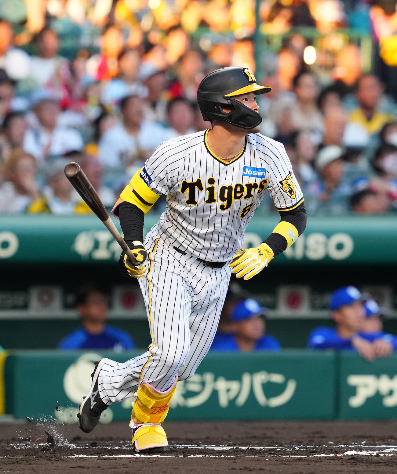 阪神対中日　1回裏阪神2死一、二塁、佐藤輝が右中間に先制の3点本塁打を放つ（撮影・藤尾明華）
