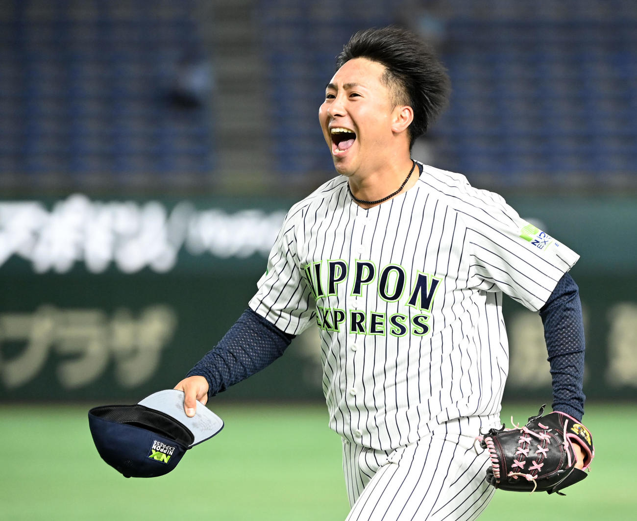 日本通運対ミキハウス　4回表を無失点に抑え歓喜する日本通運・古田島（撮影・横山健太）