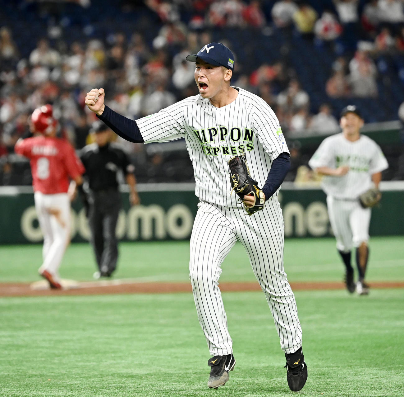 日本通運対ミキハウス　5回表終了時、後続を抑えガッツポーズする日本通運・松沢（撮影・横山健太）
