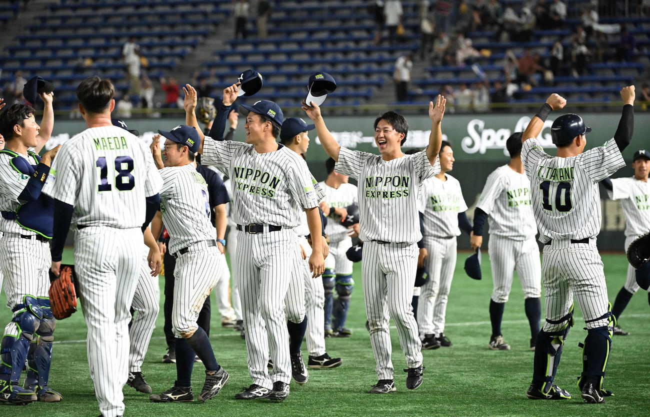 日本通運対ミキハウス　ミキハウスに勝利し歓喜する日本通運ナイン（撮影・横山健太）