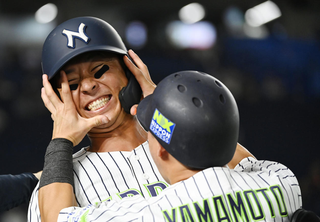 日本通運対ミキハウス　2回裏日本通運1死一、三塁、木村の中前適時打で生還した平山（左）は手荒い祝福を受ける（撮影・横山健太）