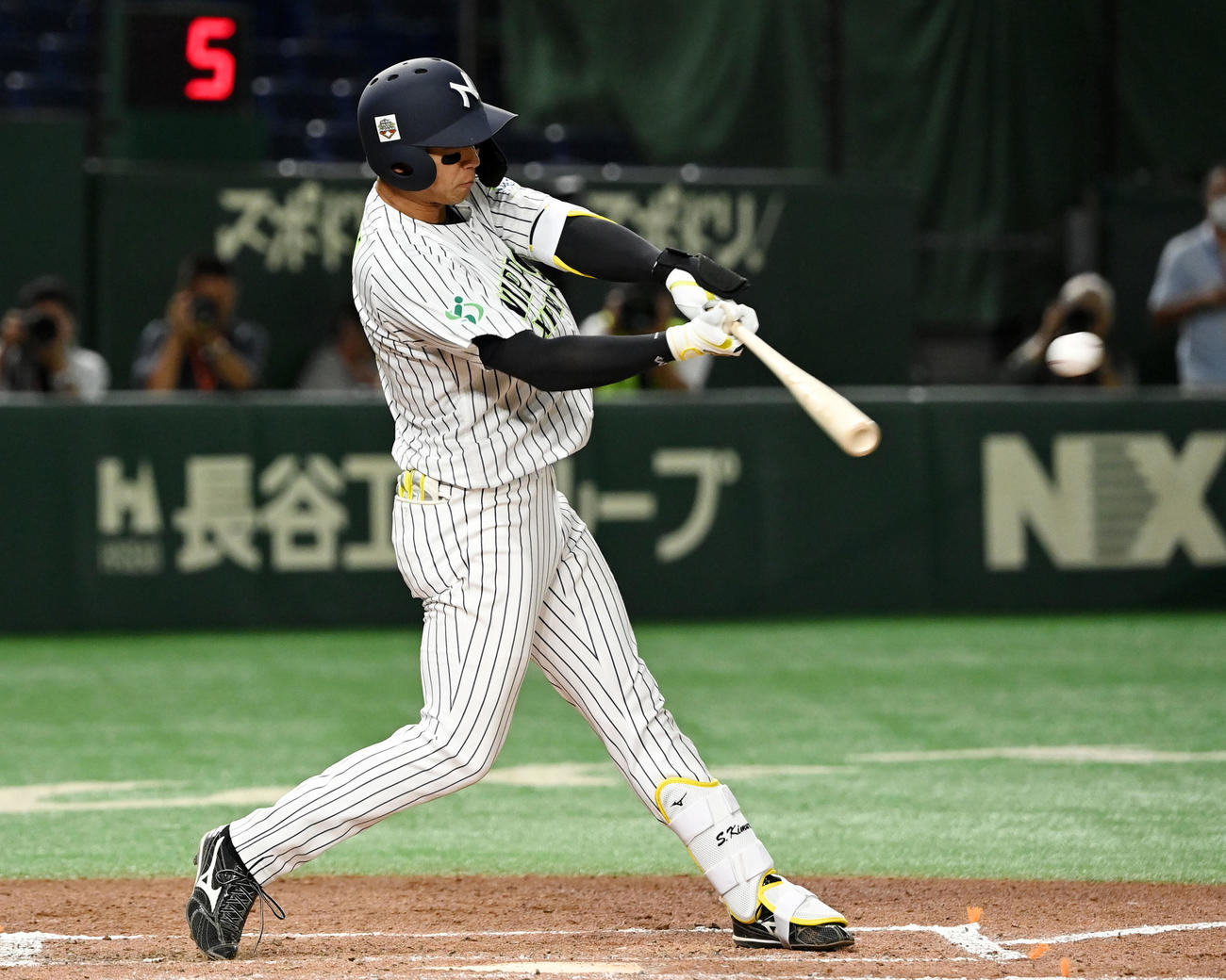 日本通運対ミキハウス　2回裏日本通運1死一、三塁、中前適時打を放つ木村（撮影・横山健太）
