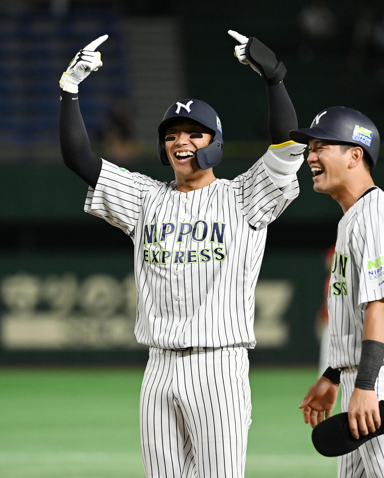 日本通運対ミキハウス　2回裏日本通運1死一、三塁、中前適時打を放ち笑顔を見せる木村（撮影・横山健太）