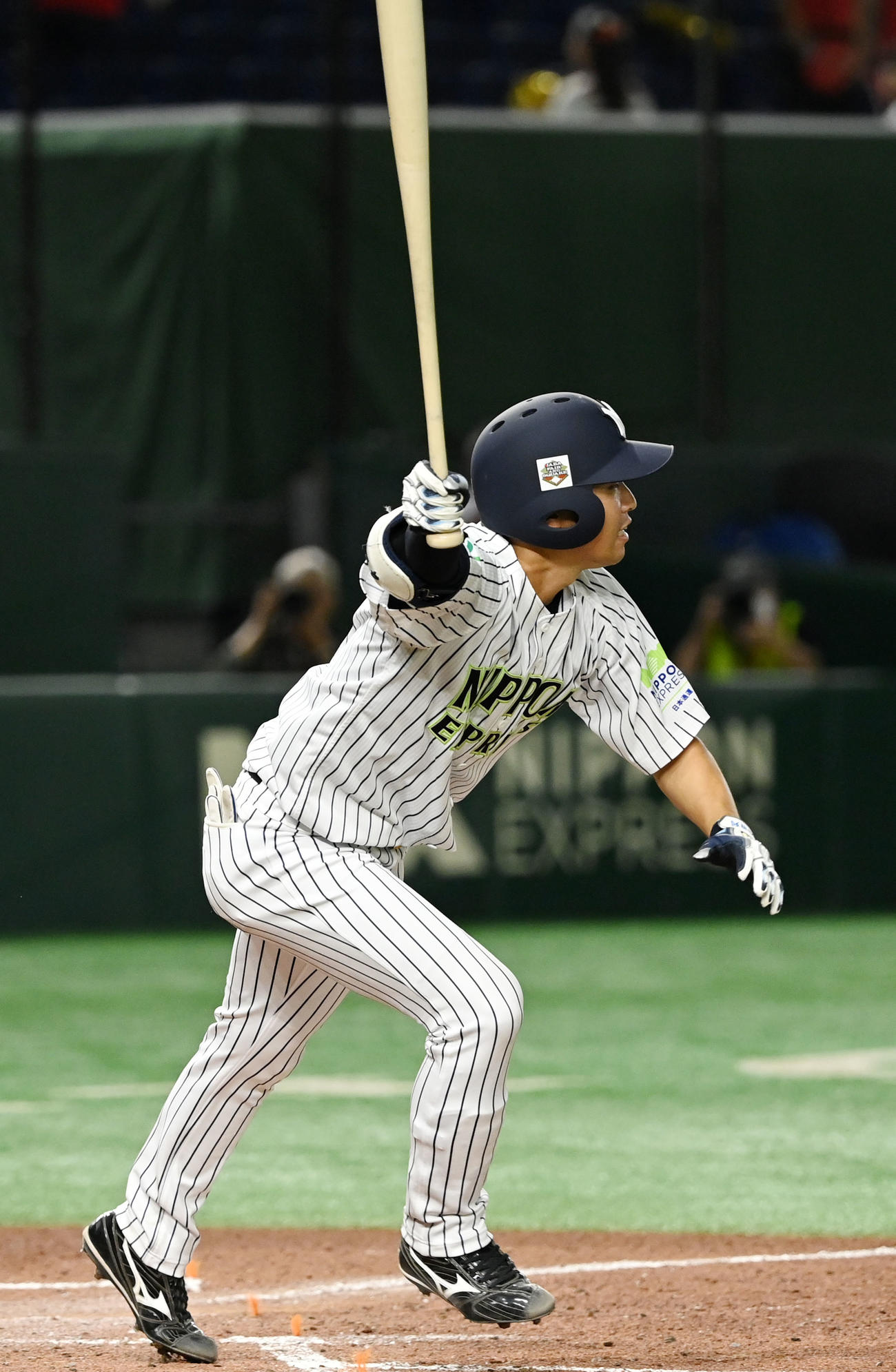 日本通運対ミキハウス　2回裏日本通運1死一、三塁、中犠飛を放つ添田（撮影・横山健太）