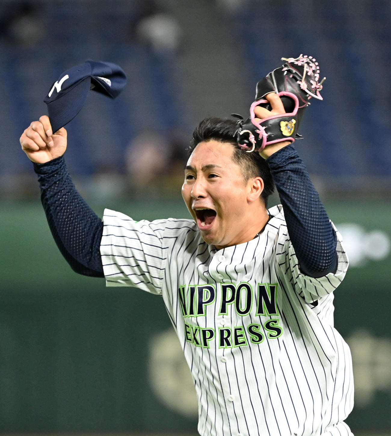 日本通運対ミキハウス　4回表を無失点に抑え歓喜する日本通運・古田島（撮影・横山健太）