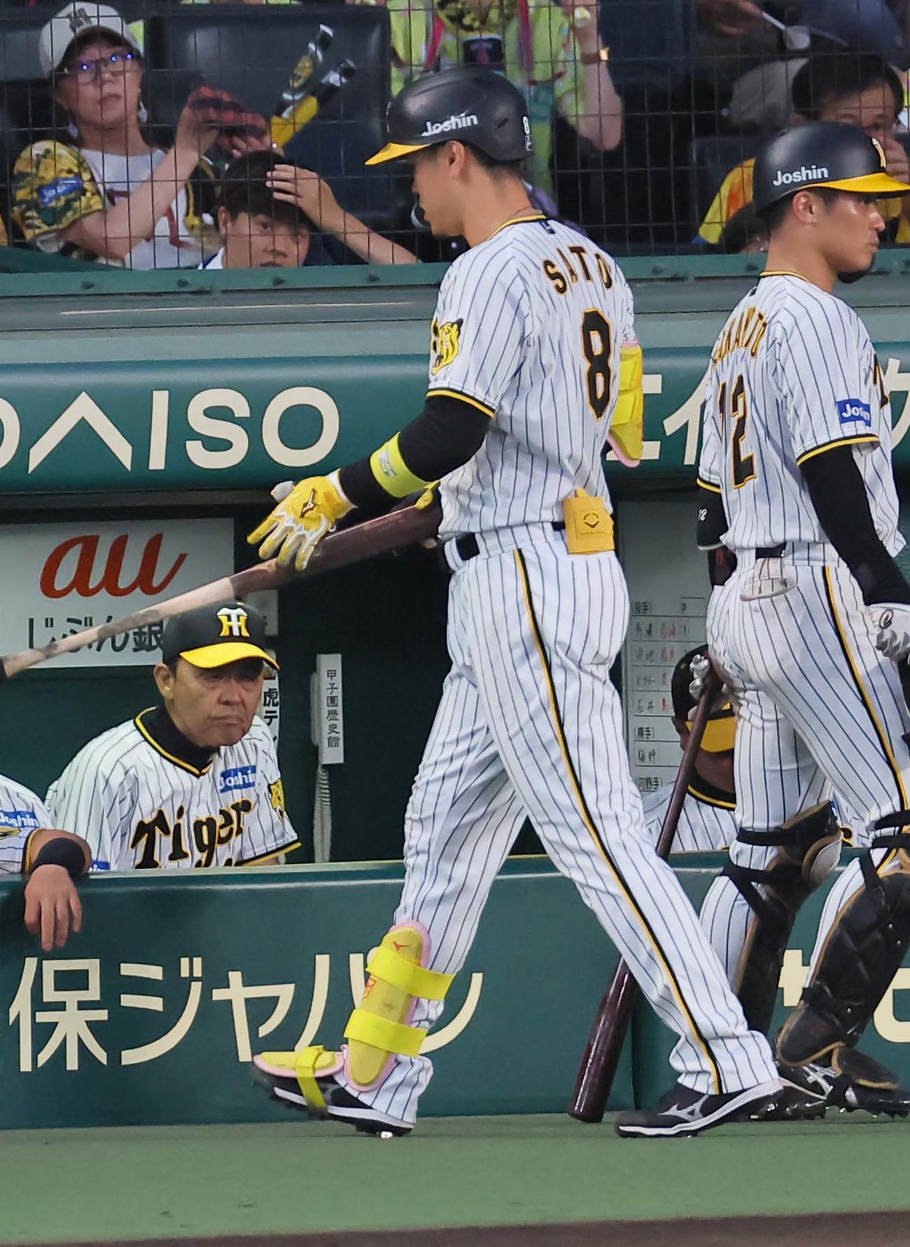 阪神対中日　3回裏阪神1死一、三塁、三振に倒れベンチに引き揚げる佐藤輝。左は岡田監督（撮影・上田博志）