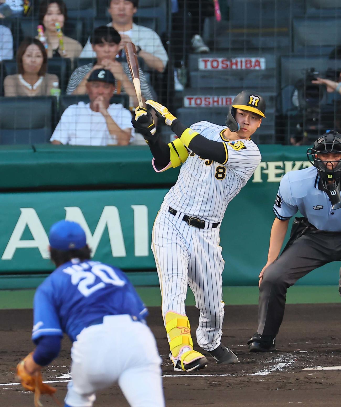 阪神対中日　1回裏阪神2死一、二塁、佐藤輝は右中間へ先制3点本塁打を放つ（撮影・上田博志）