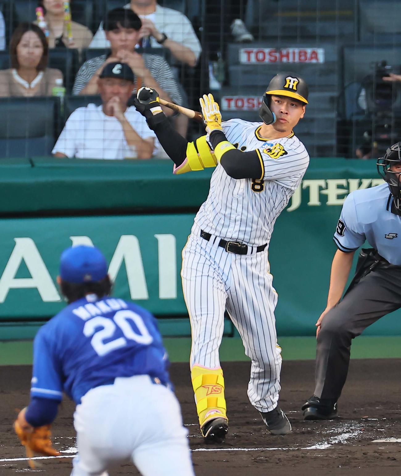 阪神対中日　1回裏阪神2死一、二塁、佐藤輝は右中間へ先制3点本塁打を放つ（撮影・上田博志）