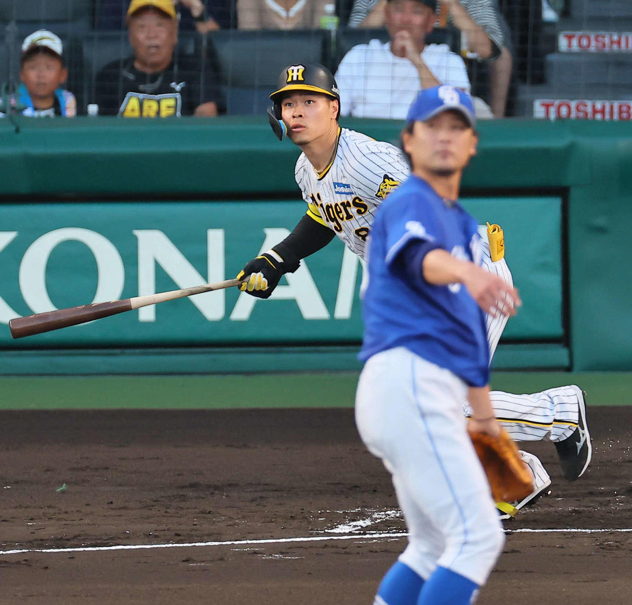 阪神対中日　1回裏阪神2死一、二塁、佐藤輝は右中間へ先制3点本塁打を放つ。投手は涌井（撮影・上田博志）