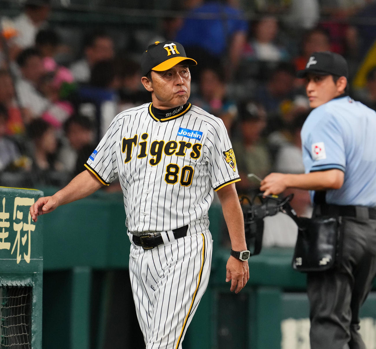 阪神対中日　9回、交代を告げベンチに戻る阪神岡田監督（撮影・藤尾明華）