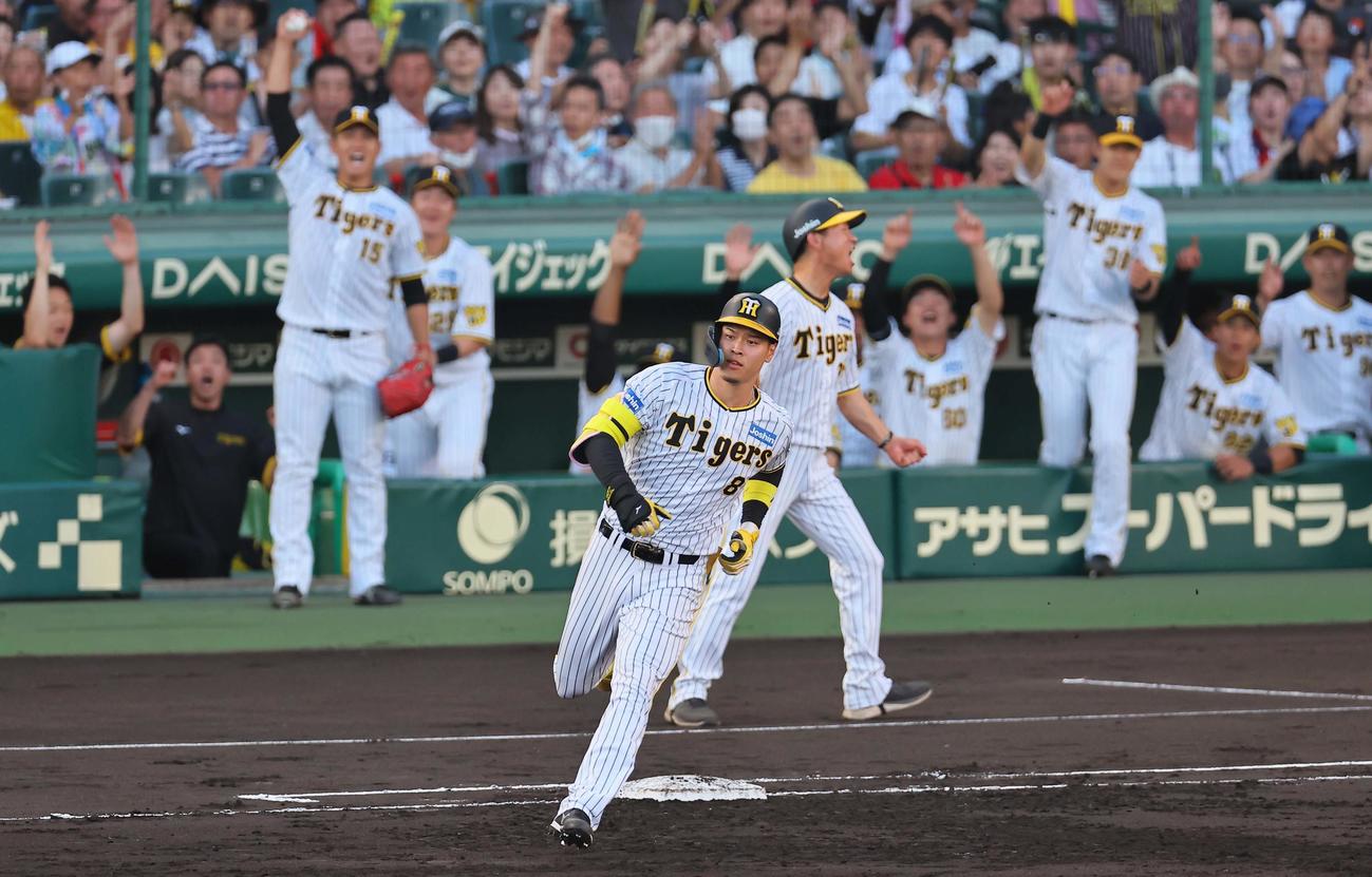 阪神対中日　1回裏阪神2死一、二塁、佐藤輝は右中間へ先制3点本塁打を放つ。左後方はガッツポーズする西純（撮影・上田博志）