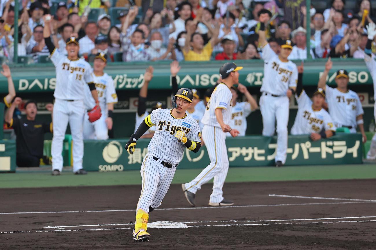 阪神対中日　1回裏阪神2死一、二塁、佐藤輝は右中間へ先制3点本塁打を放つ（撮影・上田博志）