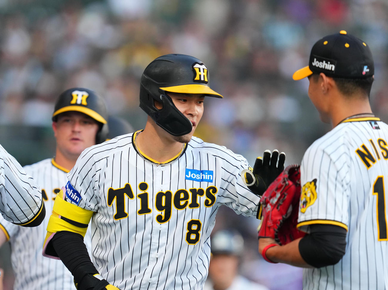 阪神対中日　1回裏阪神2死一、二塁、先制の3点本塁打を放ち西純（右）とタッチを交わす佐藤輝（撮影・藤尾明華）