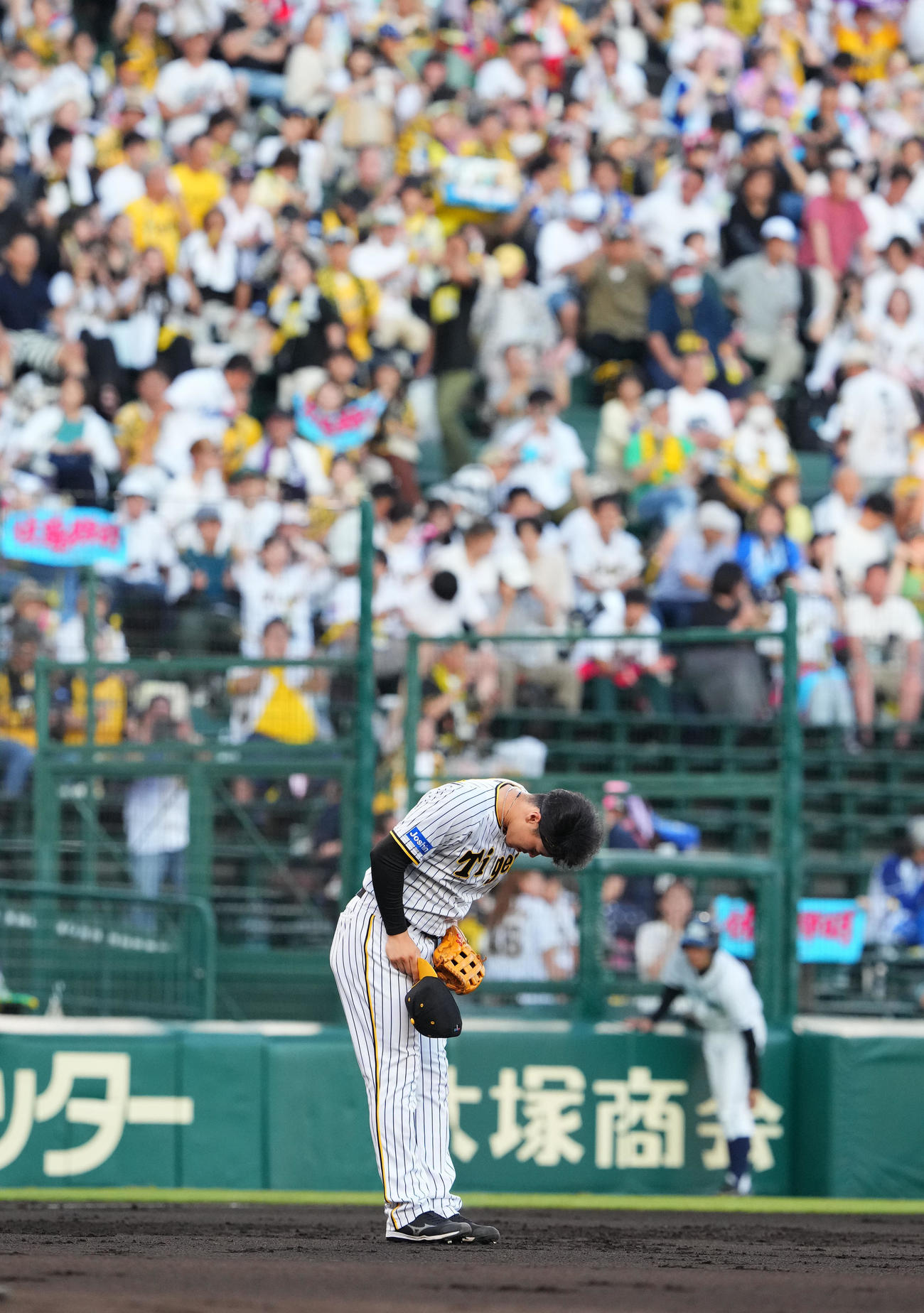 阪神対中日　1回に先制の3点本塁打を放ちファンの声援に応える佐藤輝（撮影・藤尾明華）
