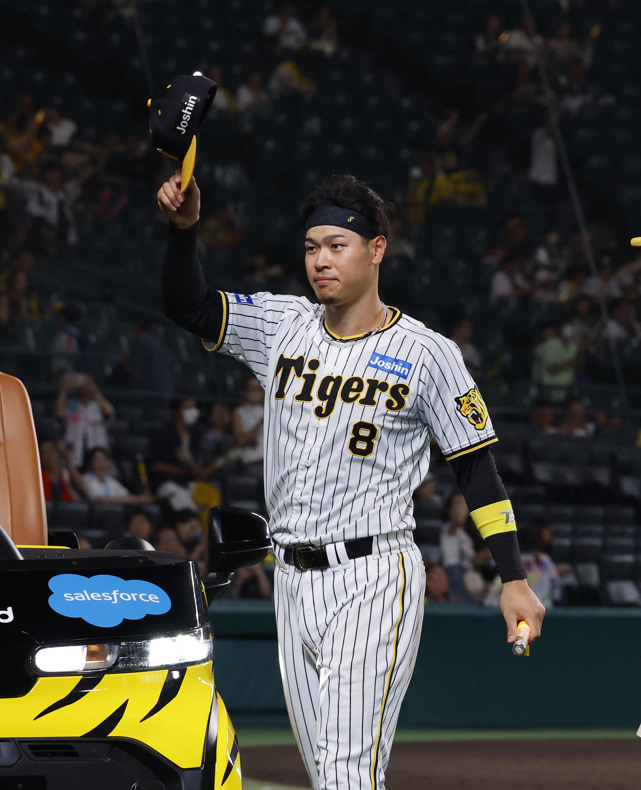 阪神対中日　ファンの声援に手を振る阪神佐藤輝（撮影・藤尾明華）
