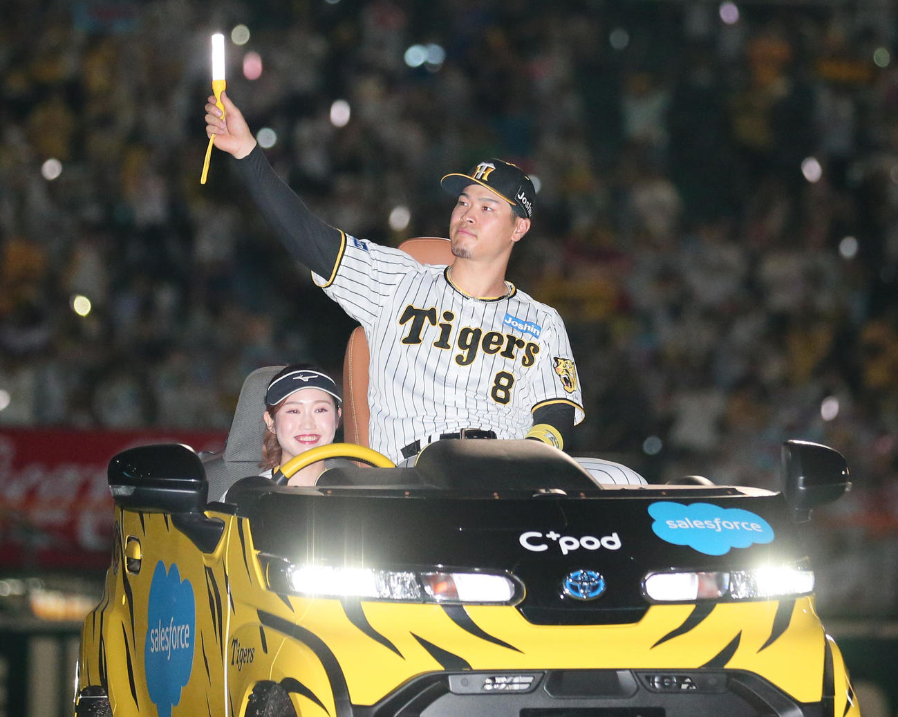 阪神対中日　ファンの歓声に手を振って応える阪神佐藤輝（撮影・上山淳一）