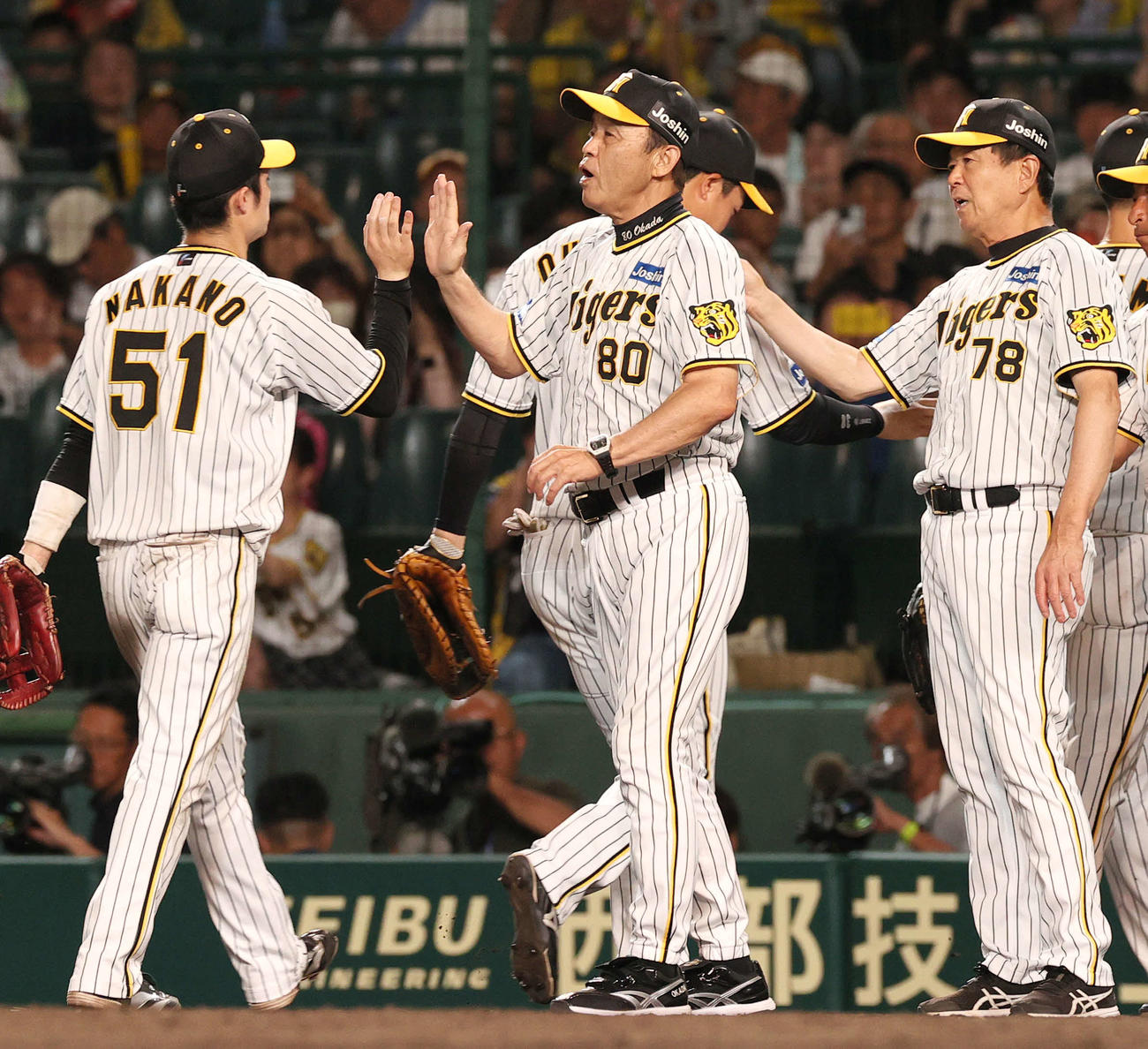 阪神対中日　中日に勝利し、ナインを迎える岡田監督（撮影・上山淳一）