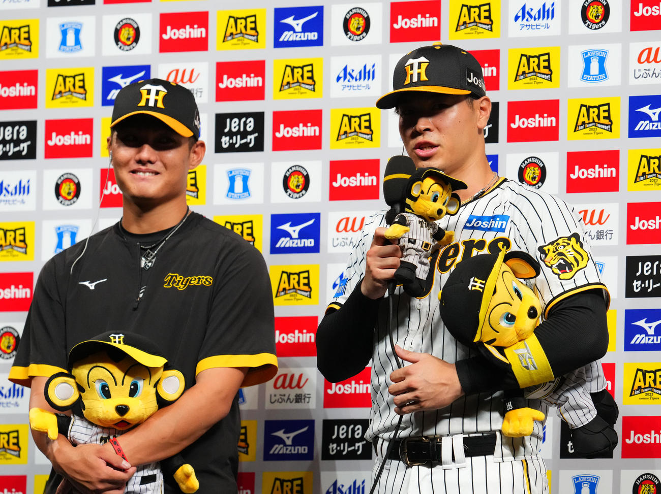 阪神対中日　お立ち台でインタビューに答える阪神佐藤輝。左は西純（撮影・藤尾明華）