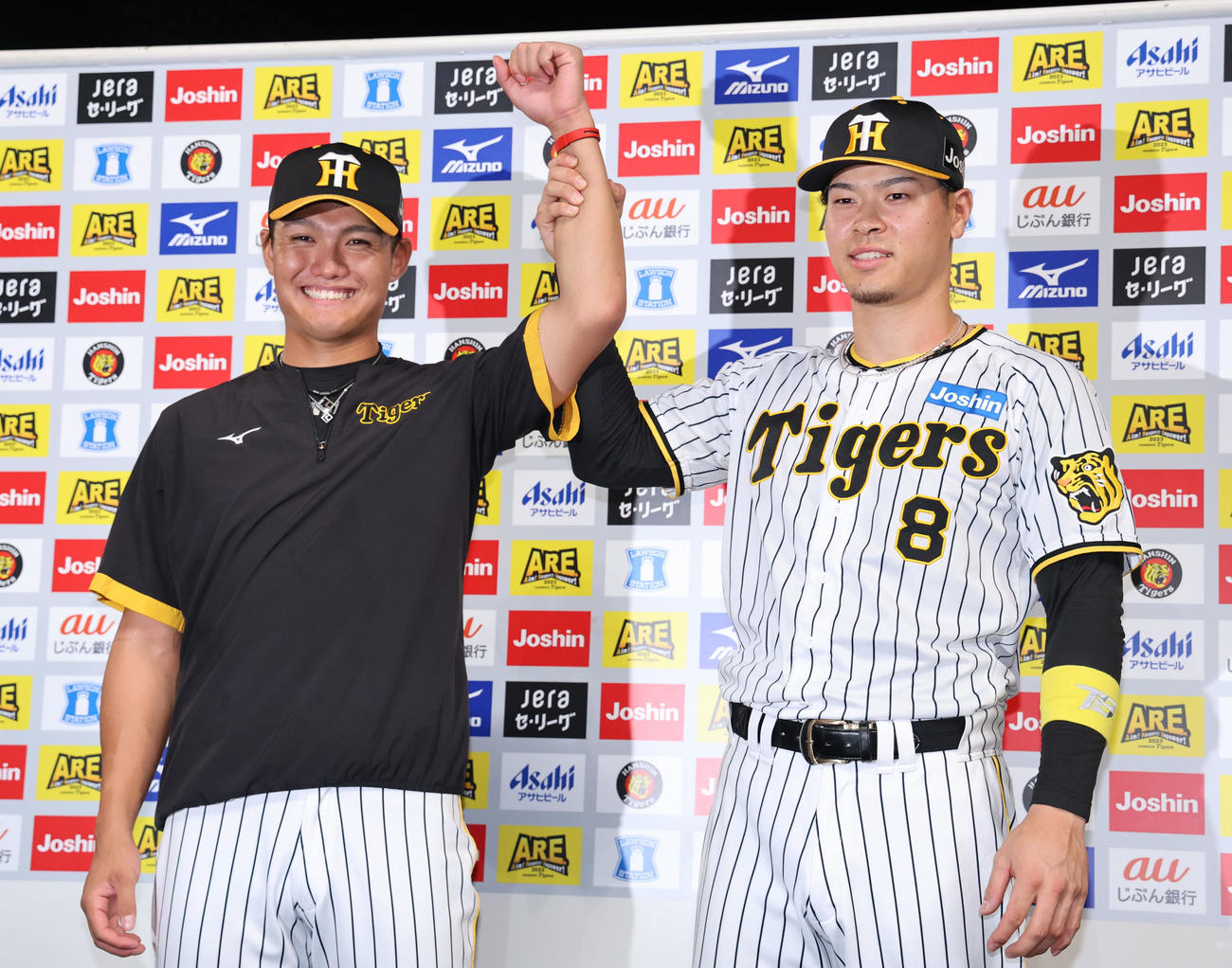 阪神対中日　お立ち台で笑顔を見せる阪神西純（左）と佐藤輝（撮影・藤尾明華）