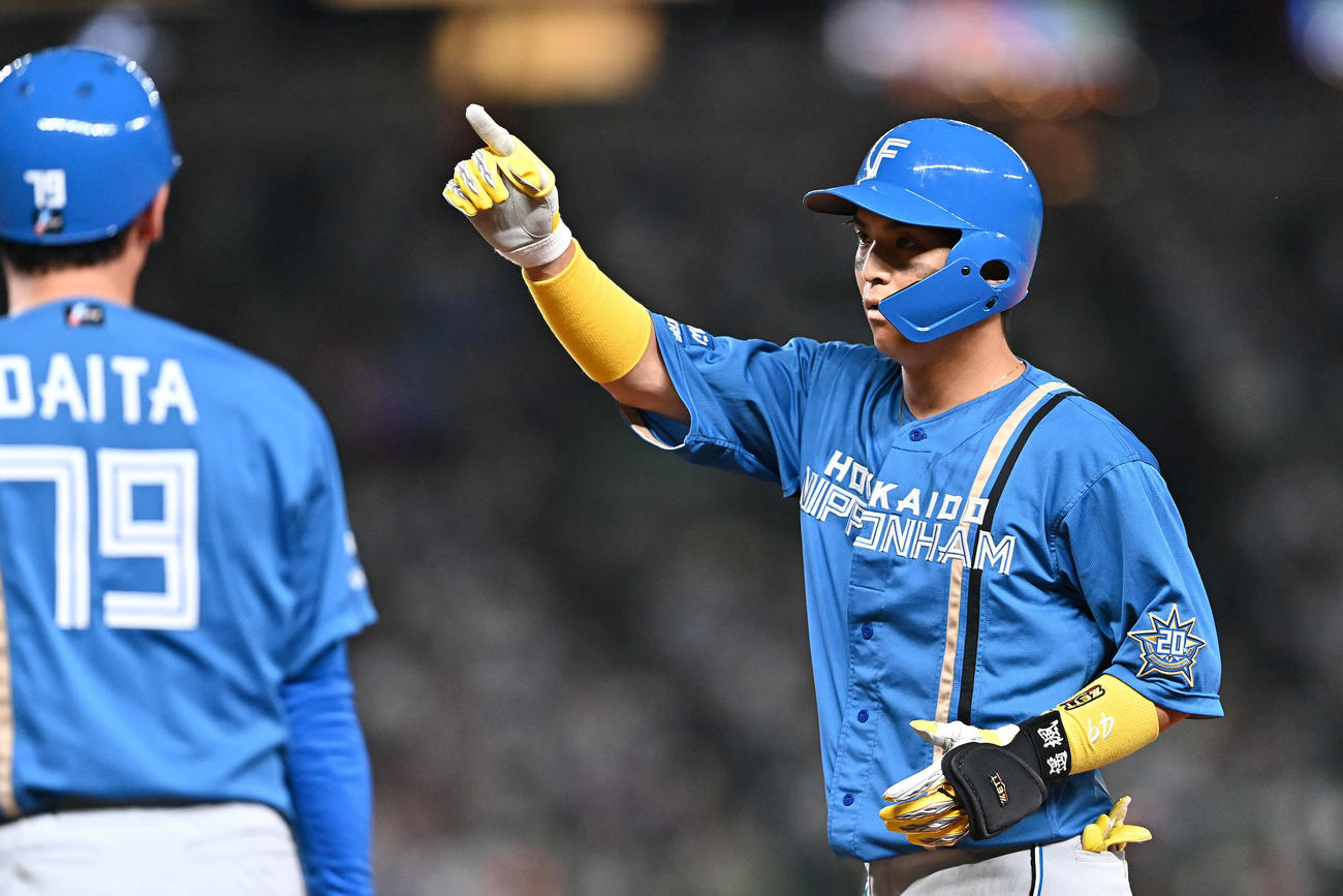 西武対日本ハム　回表日本ハム無死一塁、山田は右前打を放ちベンチを指さす（撮影・滝沢徹郎）