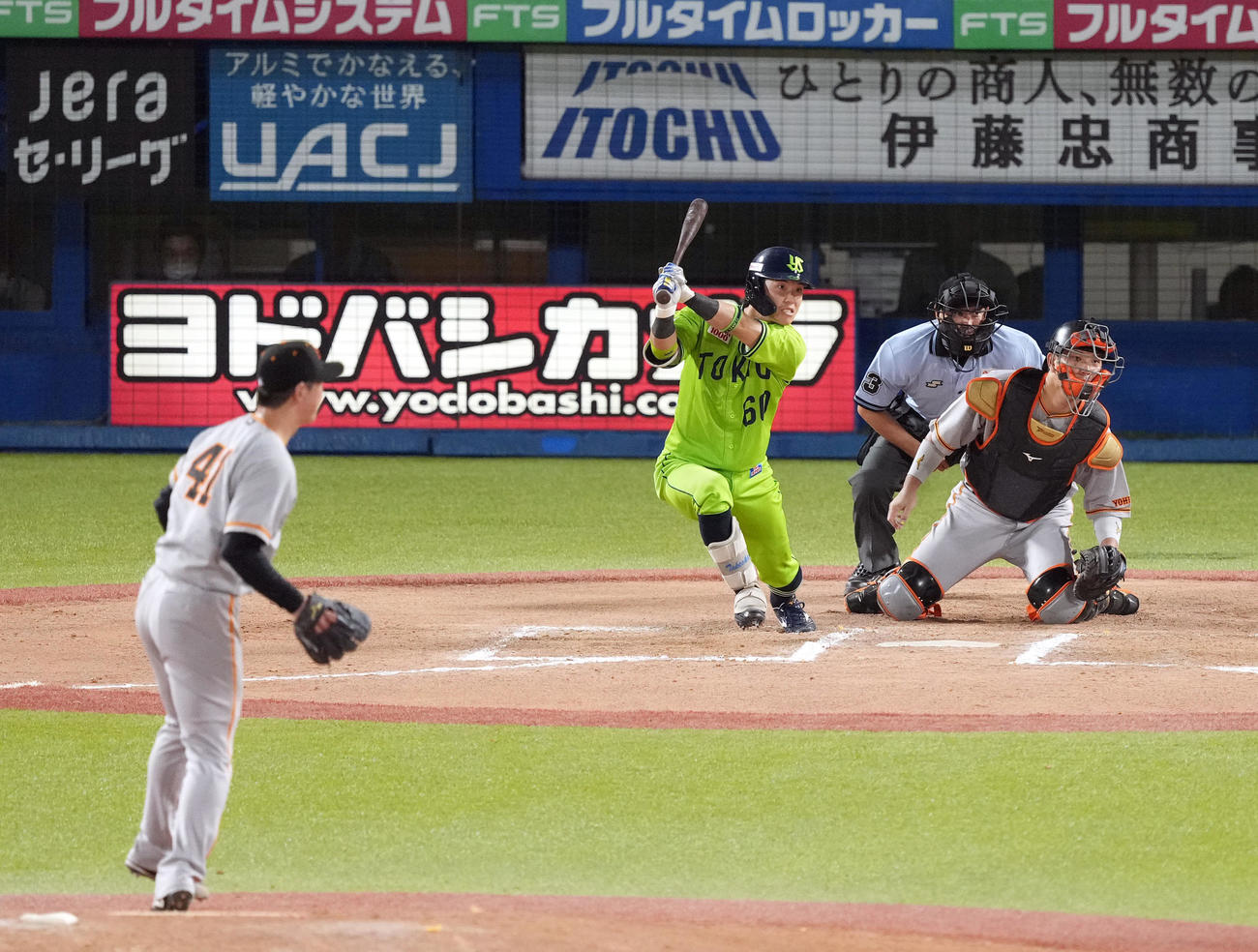 ヤクルト対巨人　10回裏ヤクルト2死一、三塁、左翼へサヨナラ打を放つ武岡。投手中川（撮影・狩俣裕三）