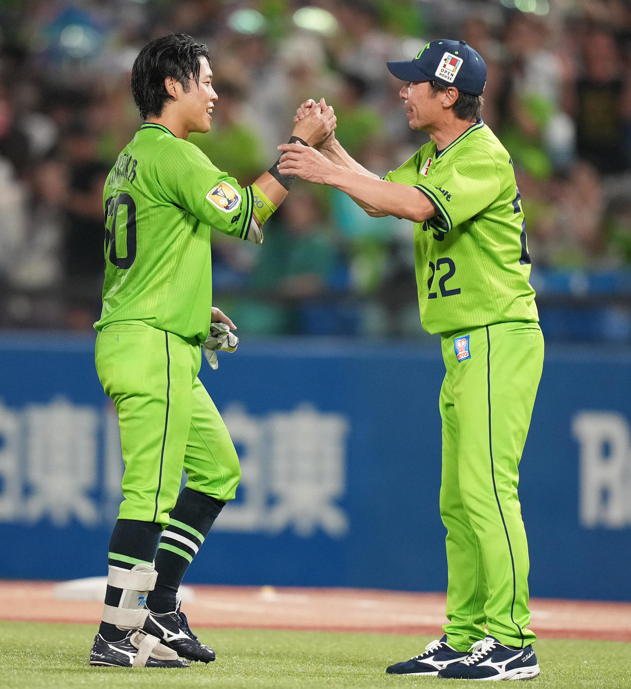 ヤクルト対巨人　10回裏ヤクルト2死一、三塁、サヨナラの左前適時打を放った武岡（左）を迎える高津監督（撮影・鈴木みどり）
