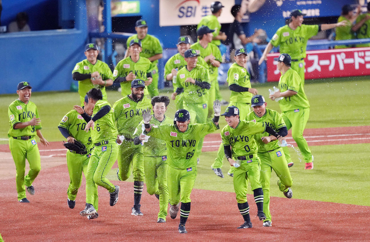 ヤクルト対巨人　10回裏ヤクルト2死一、三塁、サヨナラ打を放ち、チームメートから祝福される武岡（手前中央）（撮影・狩俣裕三）