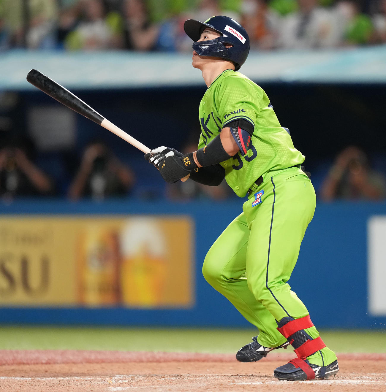 ヤクルト対巨人　4回裏ヤクルト2死満塁、左中間に満塁本塁打を放つ内山（撮影・鈴木みどり）