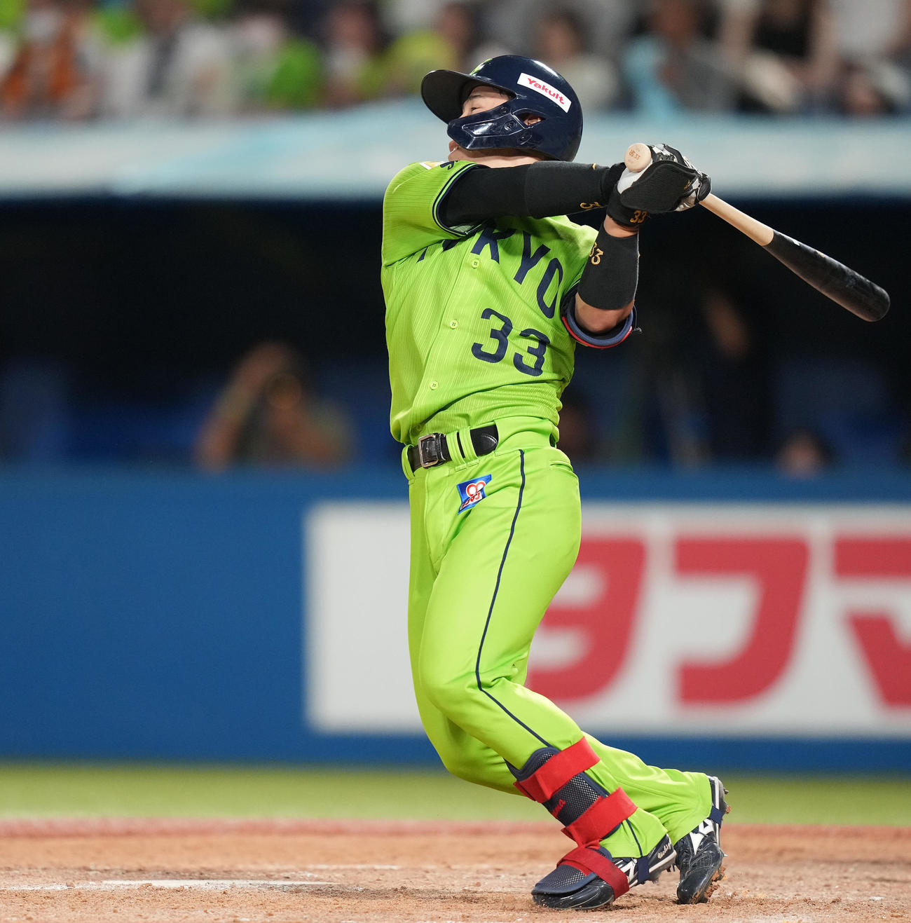 ヤクルト対巨人　4回裏ヤクルト2死満塁、左中間に満塁本塁打を放つ内山（撮影・鈴木みどり）