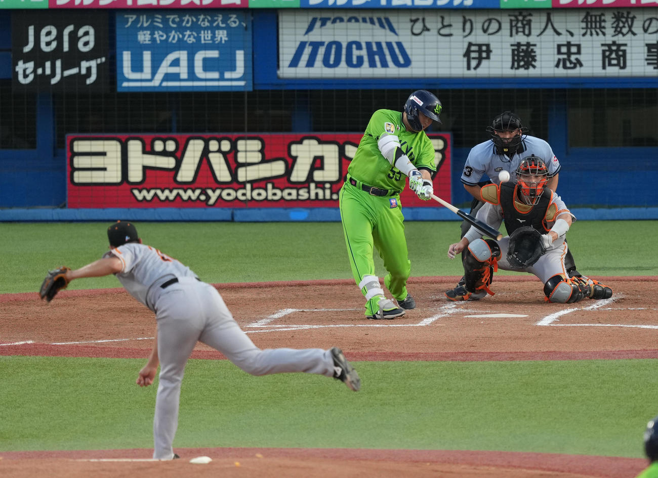 ヤクルト対巨人　1回裏ヤクルト無死二、三塁、3点本塁打を放つ村上。投手菅野（撮影・狩俣裕三）