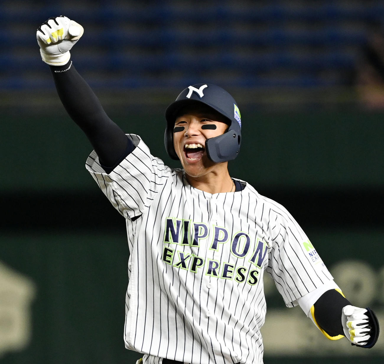日本通運対ミキハウス　2回裏日本通運1死一、三塁、中前適時打を放ち笑顔を見せる木村（撮影・横山健太）