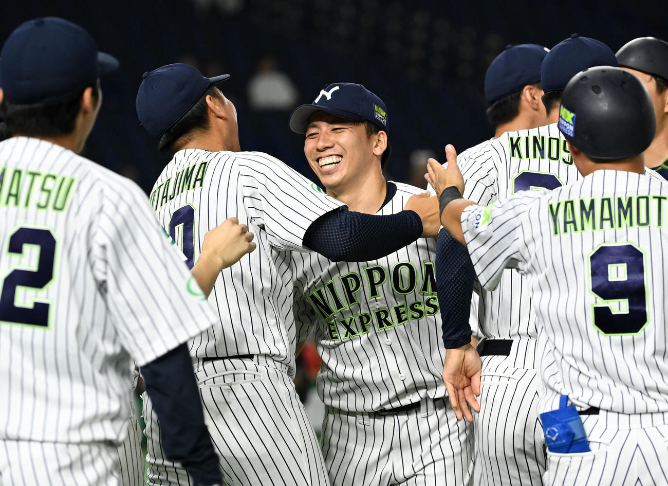 日本通運対ミキハウス　7回表を無失点に抑えナインと抱き合う日本通運・中田（中央）（撮影・横山健太）