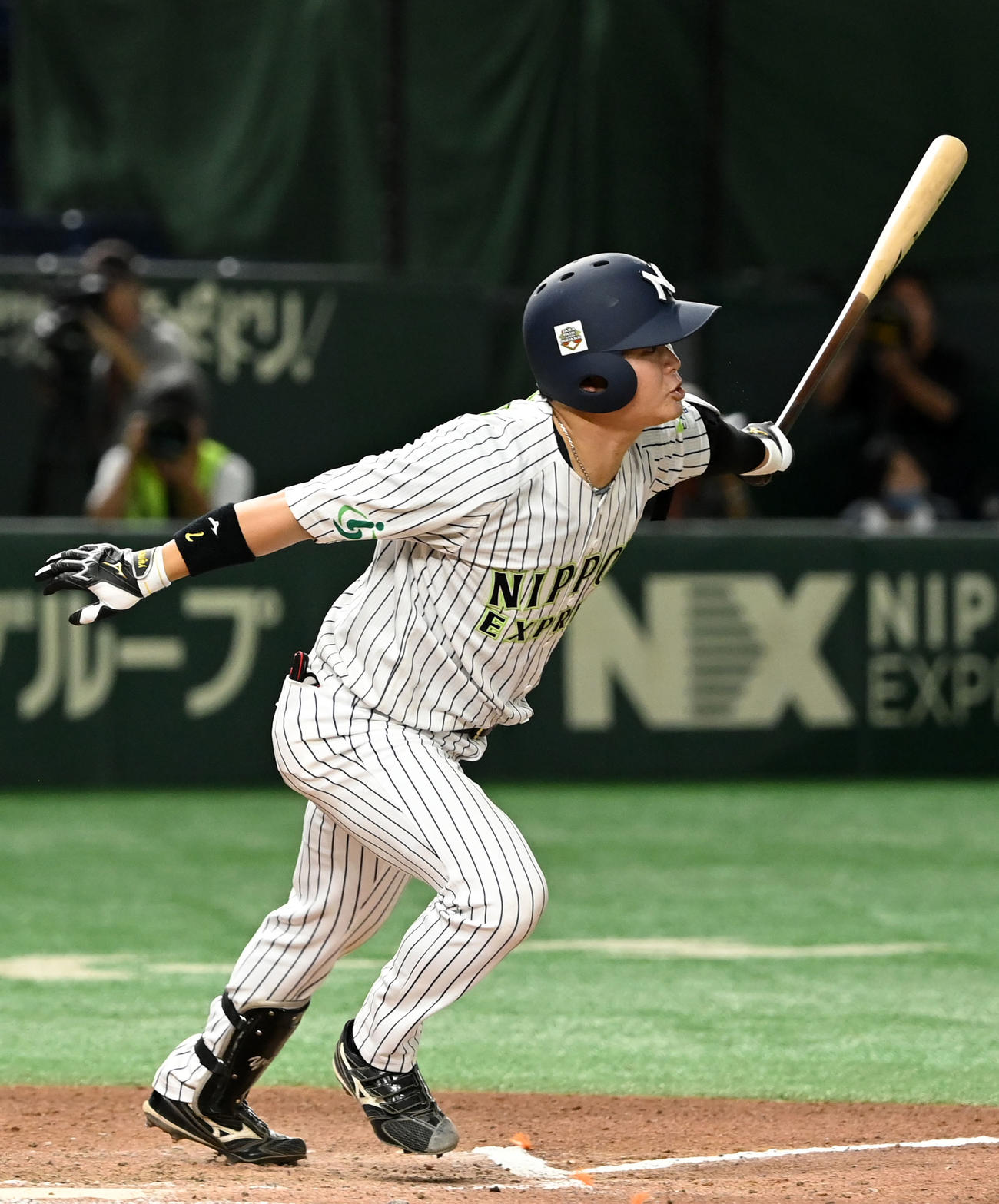 日本通運対ミキハウス　7回裏日本通運1死一、三塁、右中間へ2点適時二塁打を放つ森松（撮影・横山健太）